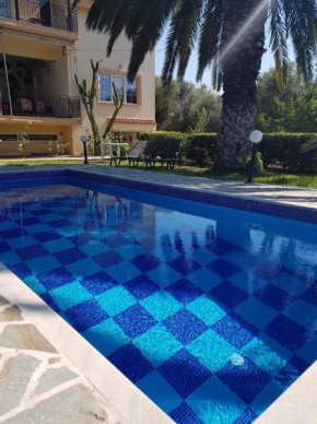 Christos Apartment with Pool